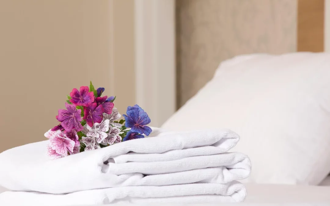 habitación de hotel con sábanas y toallas limpias