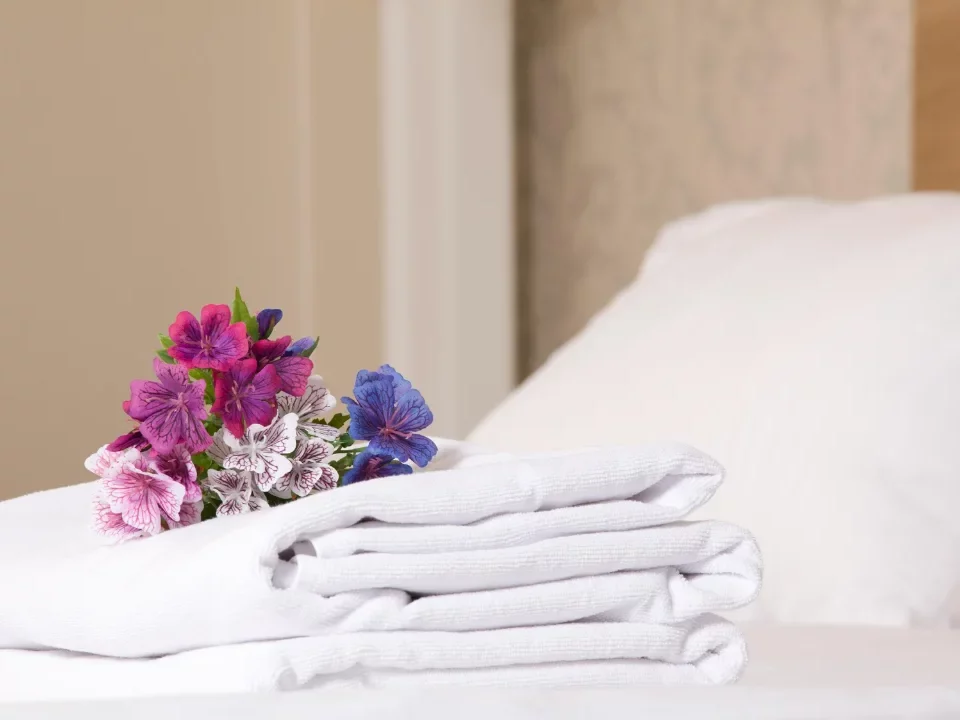 habitación de hotel con sábanas y toallas limpias